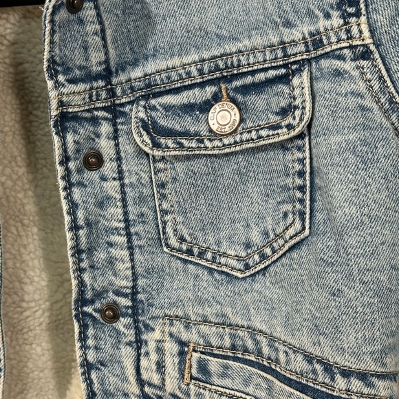 GAP Denim Sherpa Lined Trucker Jacket Kids Medium 8-9 Light Wash Jean Jacket - Picture 5 of 8